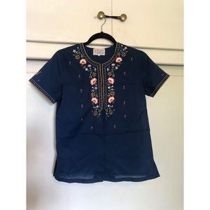 VINTAGE 70’s embroidered Daffodil shirt. Size med